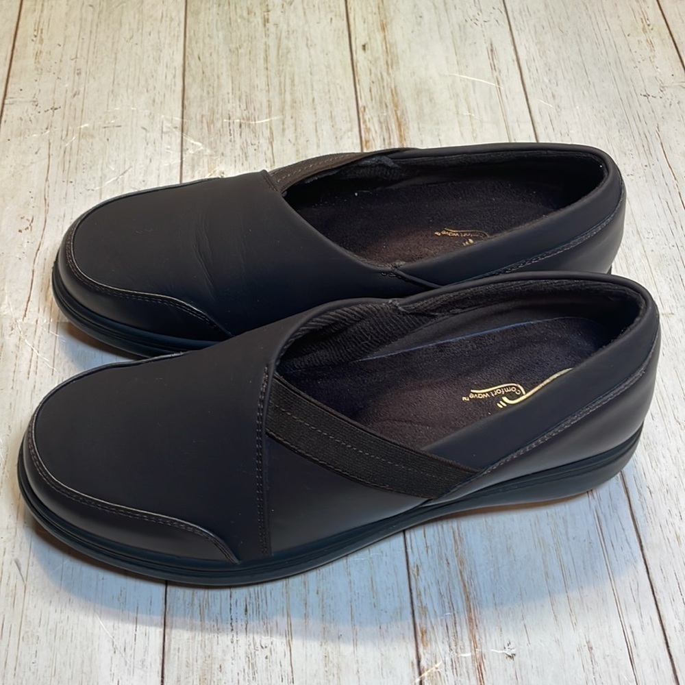 Easy Street woman’s chocolate brown comfort slip on casual shoes. Size 6.5W - Picture 4 of 7